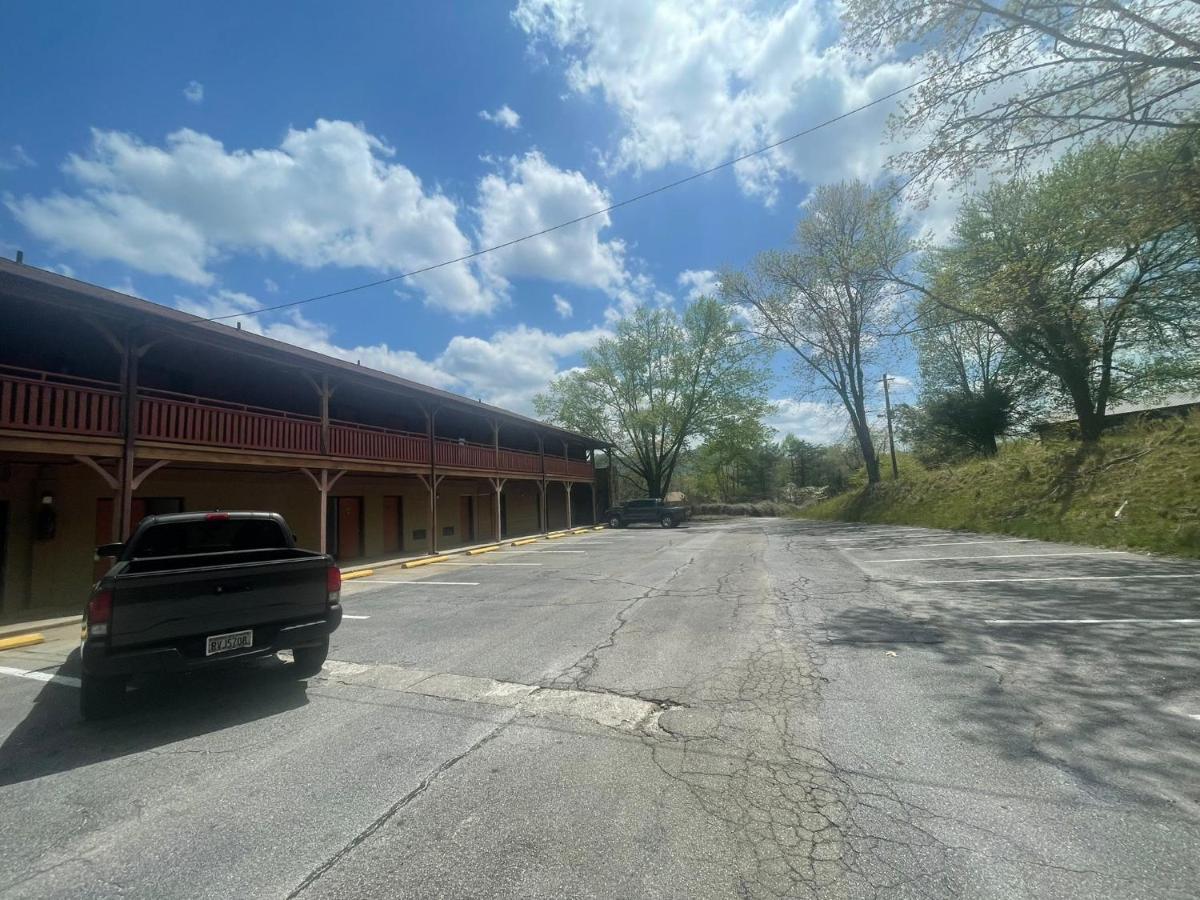 Budgetel Inn & Suites Dillard Exterior photo